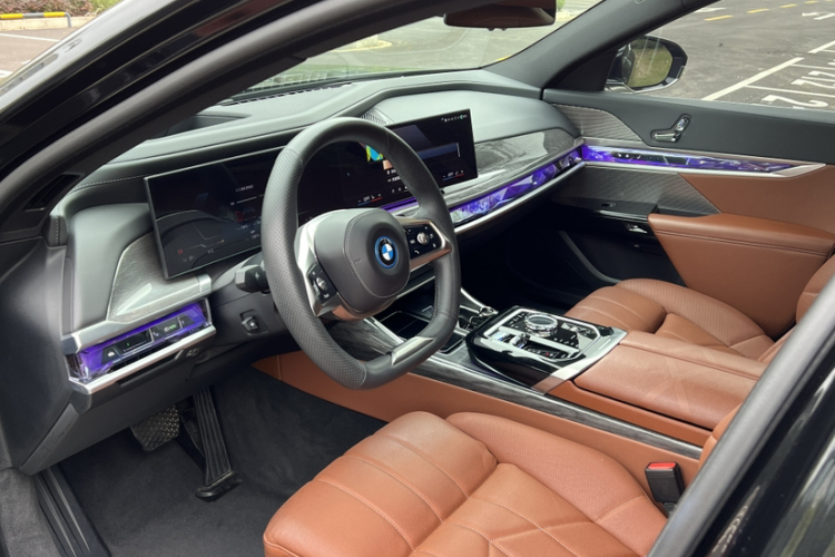 BMW i7 M70L 2024 car image #22