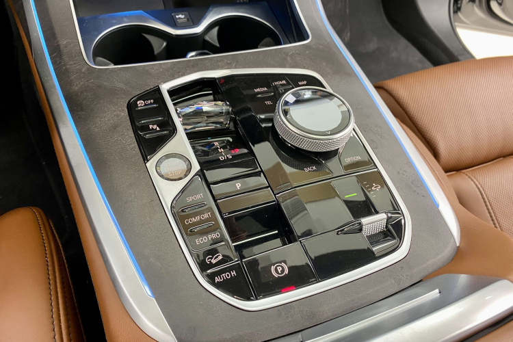 BMW X7 M60i 2024 car image #22