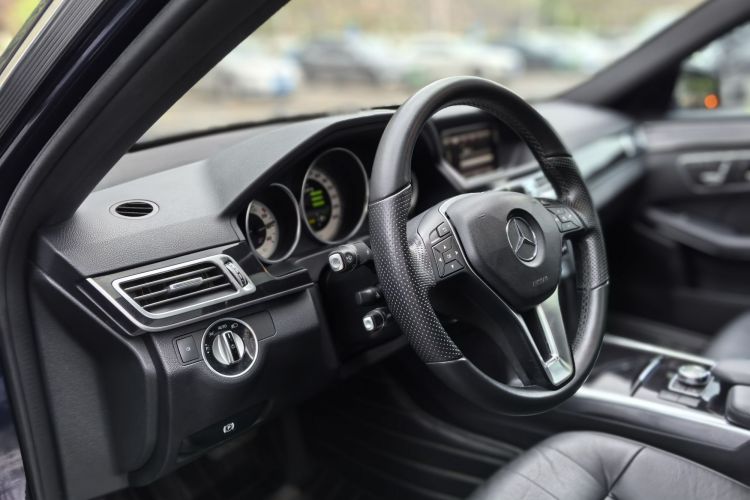 Mercedes-Benz E Class 2015 car image #22