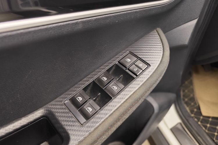 T5 2019 car image #22