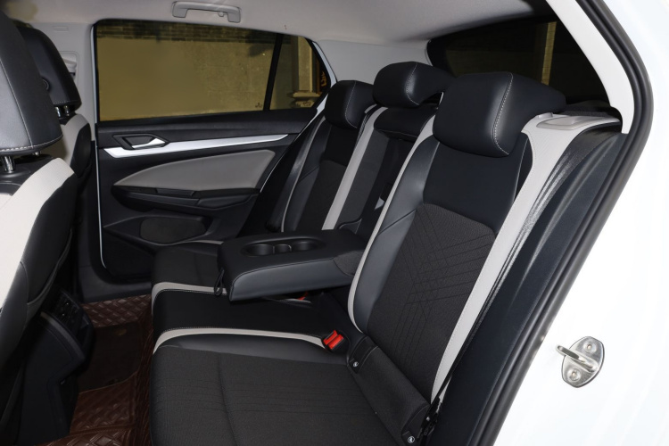 Volkswagen Golf 2023 car image #22