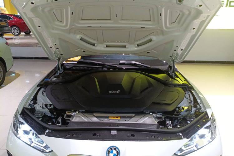 BMW i4 2025 car image #22