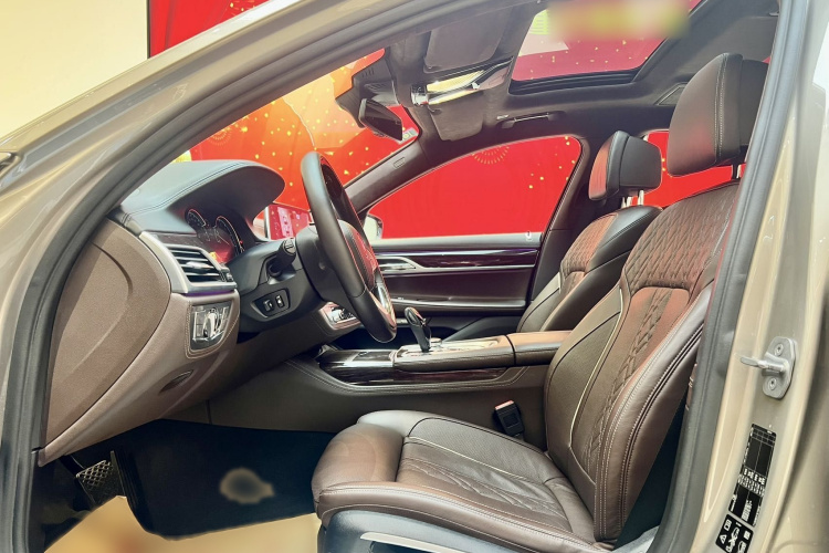 BMW 7 Series 2018 car image #22