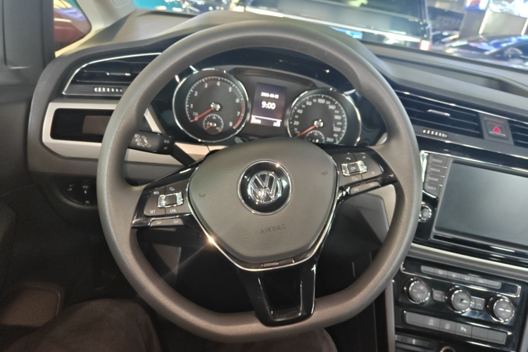 Volkswagen Touran 2019 #22 Volkswagen Touran 2019 car image #22