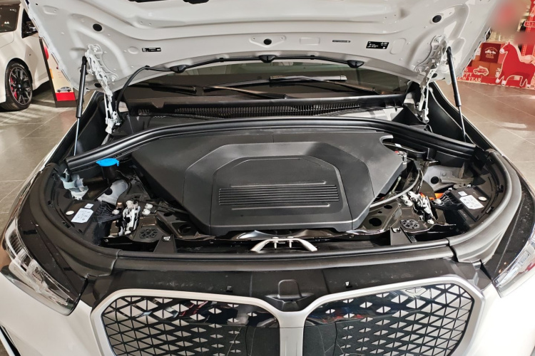 BMW iX1 2025 car image #22