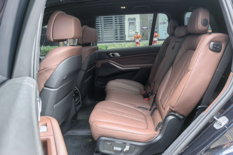 BMW X7 2020 car image #22