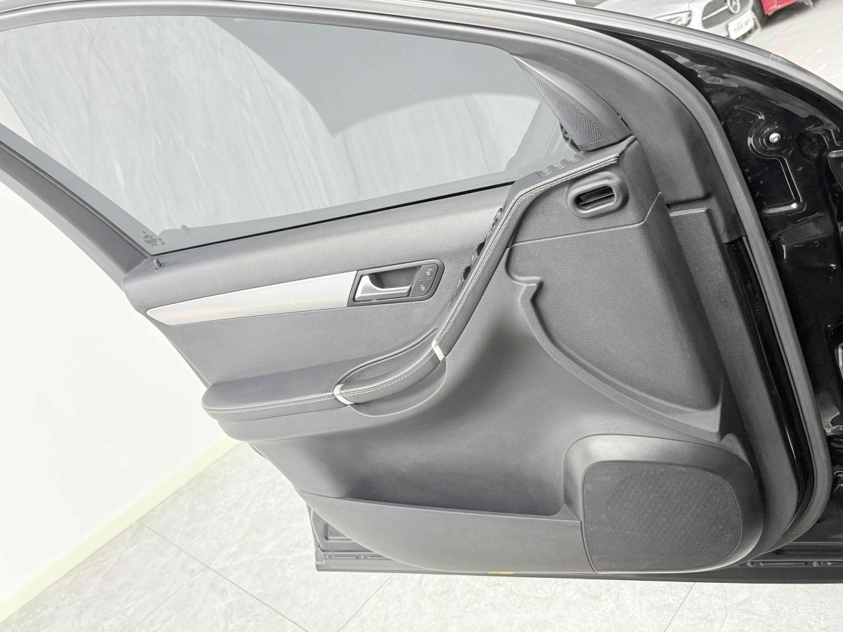 Mercedes-Benz R Class 2015 car image #22