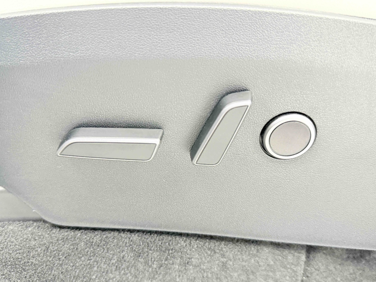 Tesla Model Y 2023 #22 Tesla Model Y 2023 car image #22