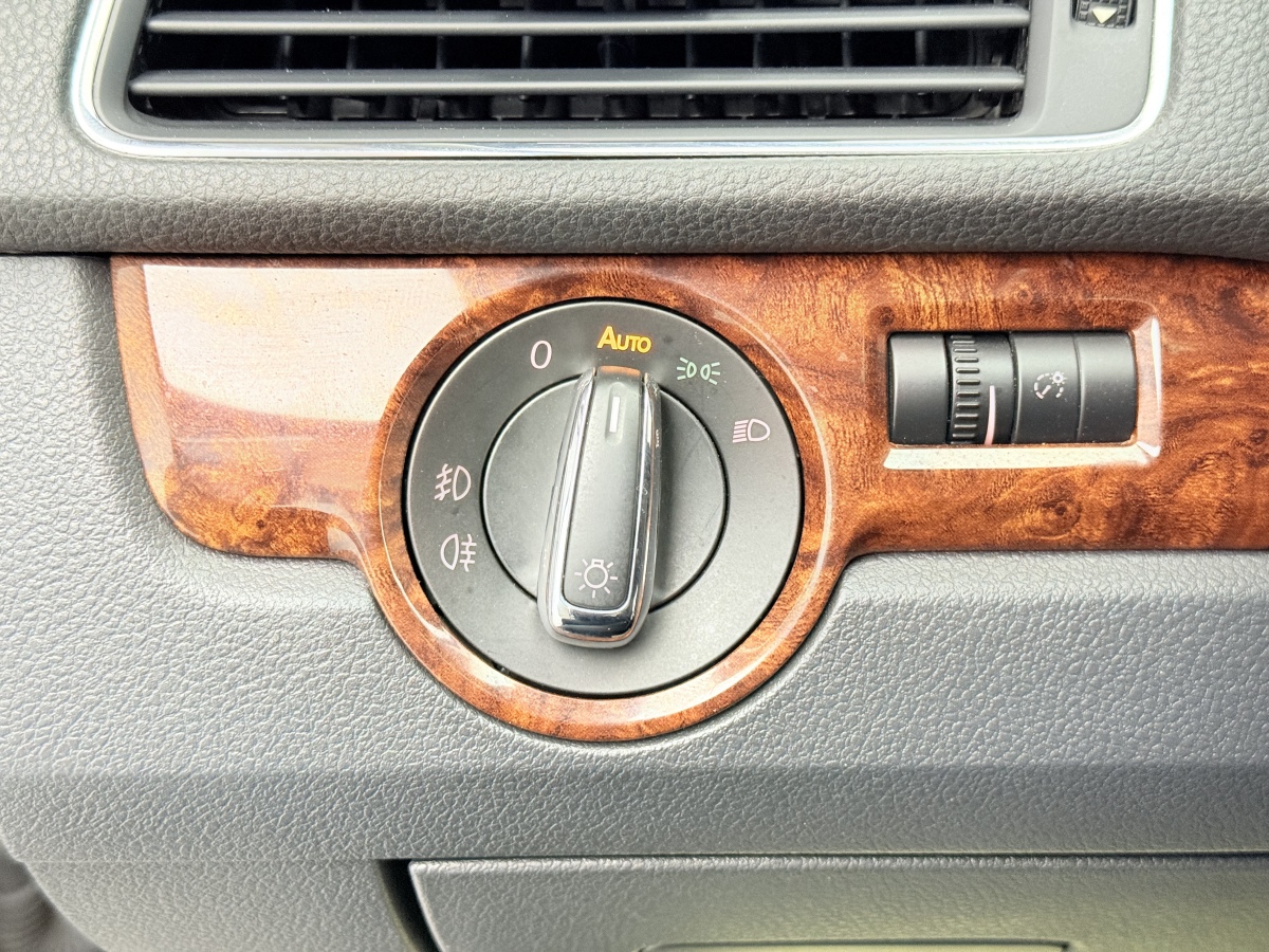 Volkswagen Passat 2012 car image #22