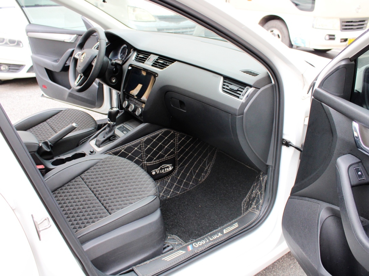 Skoda Octavia 2020 car image #22