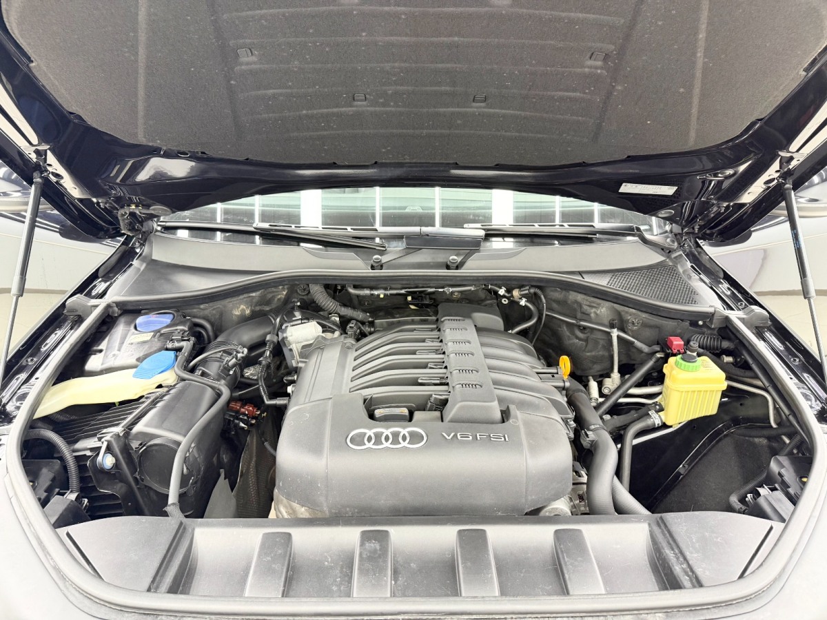 Audi Q7 2010 car image #22