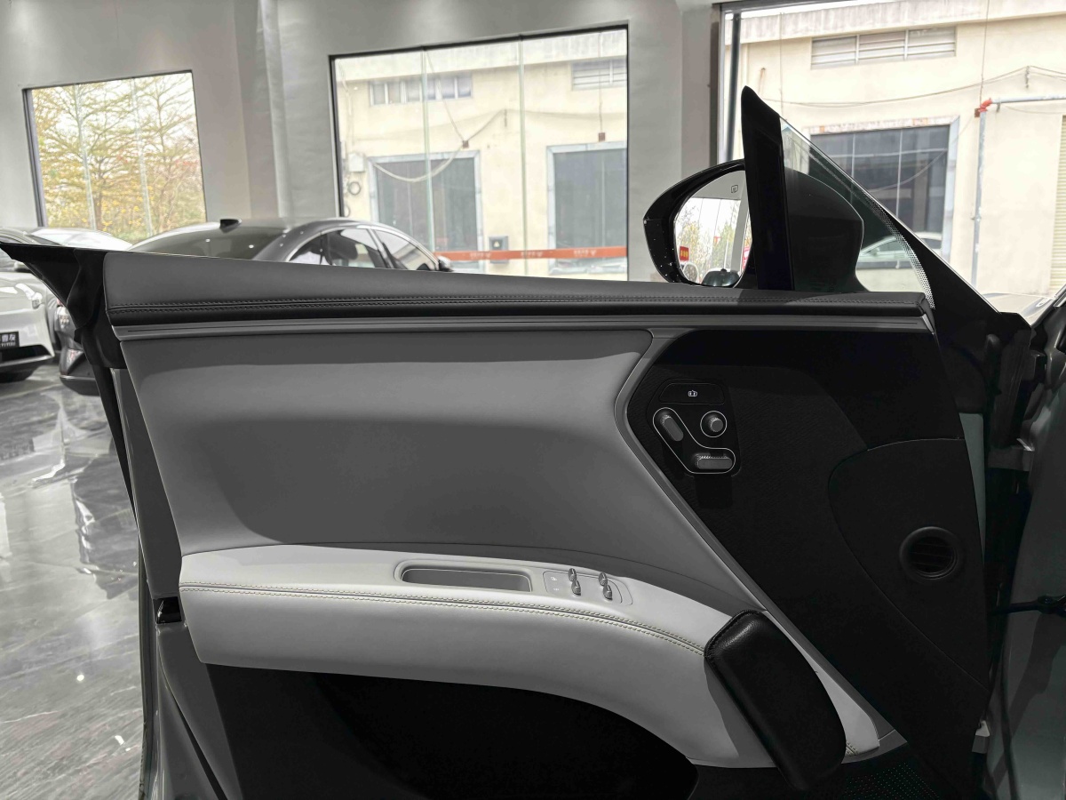 Avatr 11 2023 car image #22