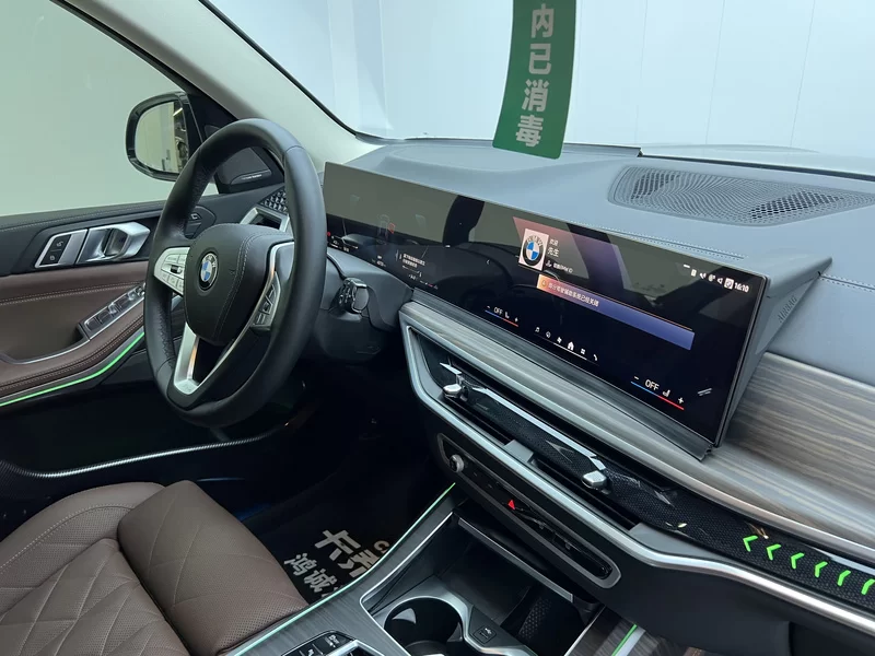 BMW X7 M60i 2023 car image #22