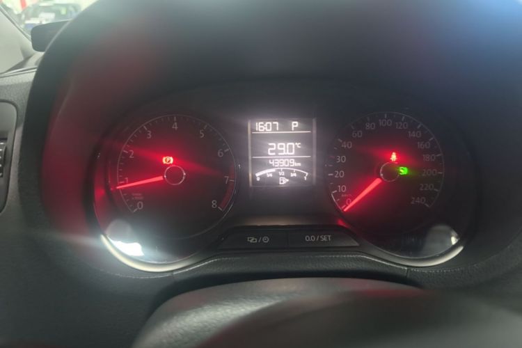 Volkswagen Polo 2016 car image #12