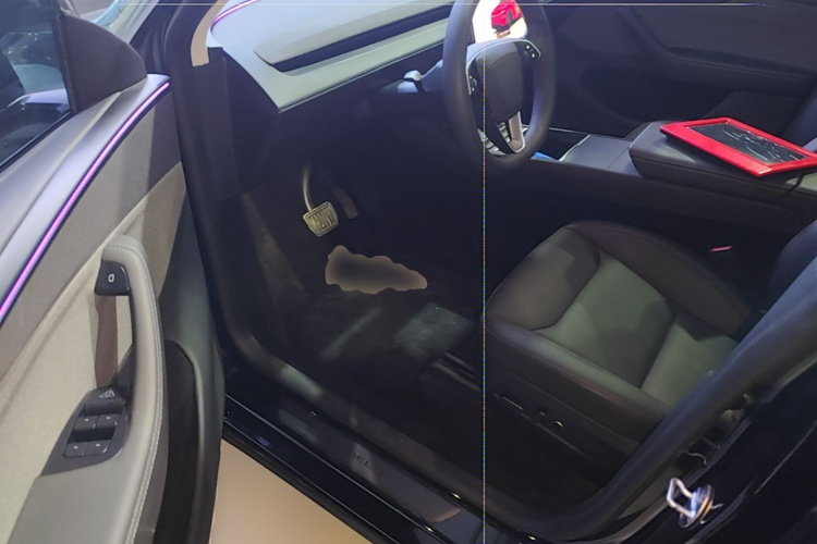 Tesla Model Y 2025 immagine di auto #12