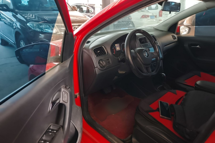 Volkswagen Polo 2015 car image #16