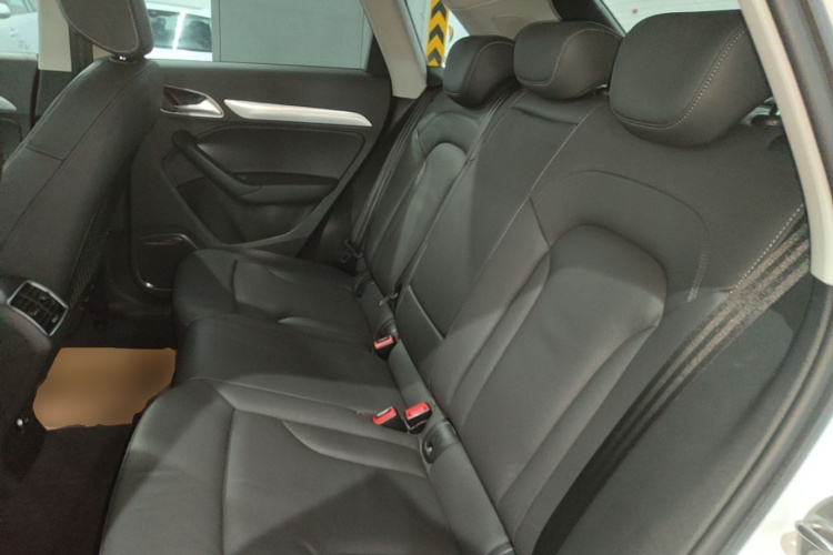 Audi Q3 2019 car image #17