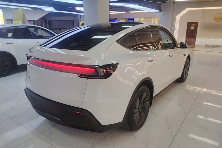 Tesla Model Y 2025 #7 Tesla Model Y 2025 car image #7