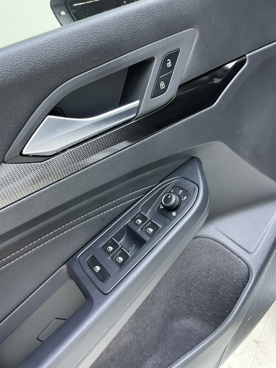 Volkswagen Golf 2023 car image #8