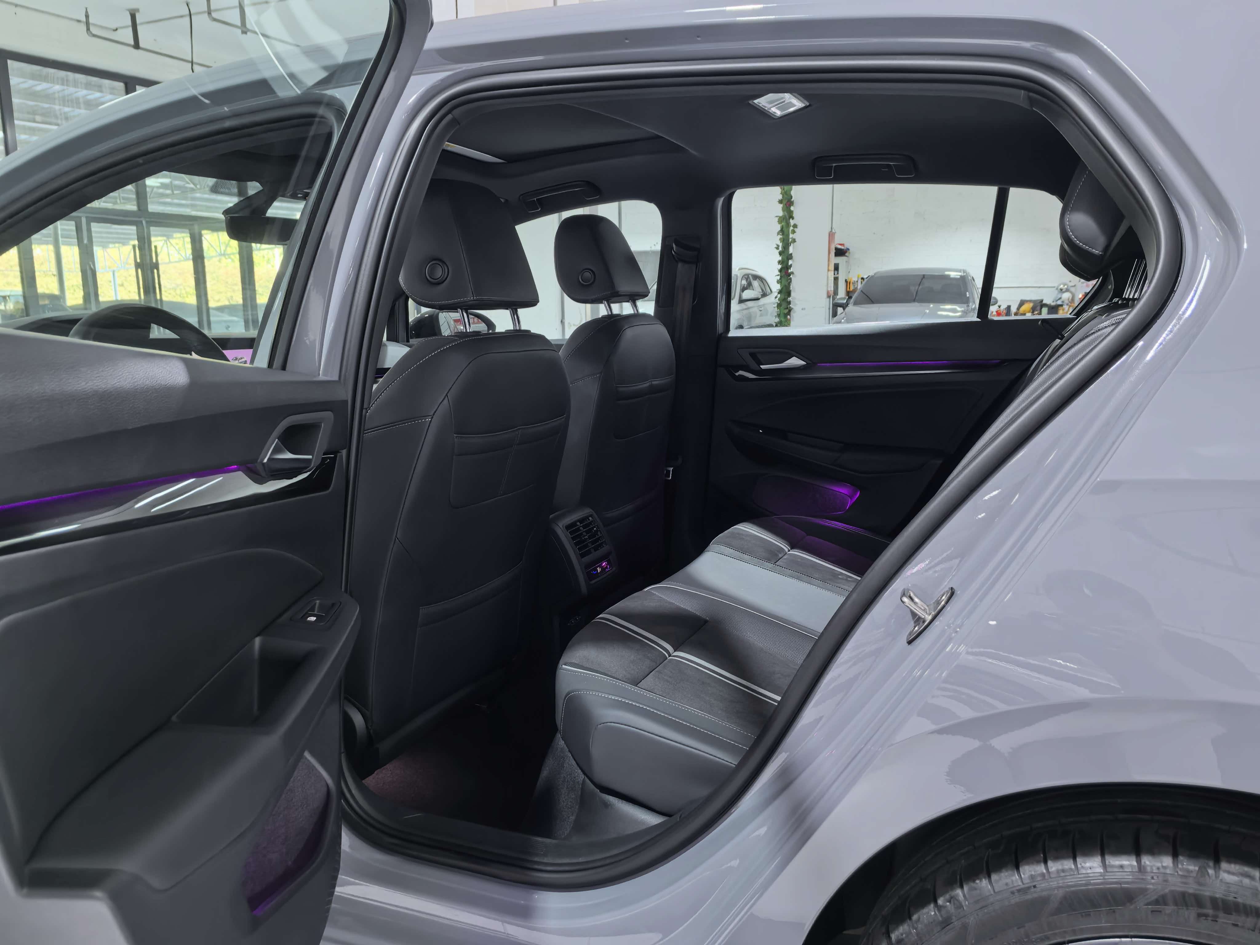 Volkswagen Golf 2023 car image #10