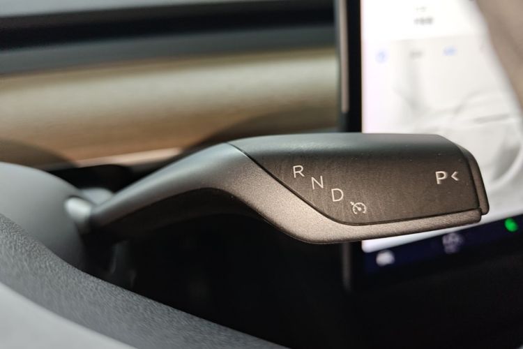 Tesla Model Y 2021 car image #18