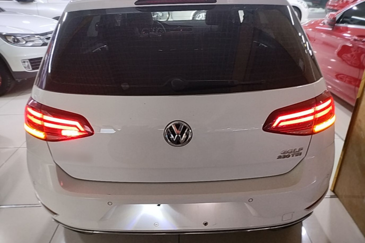 Volkswagen Golf 2018 car image #6