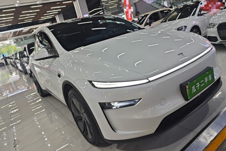 Tesla Model Y 2025 #4 Tesla Model Y 2025 car image #4
