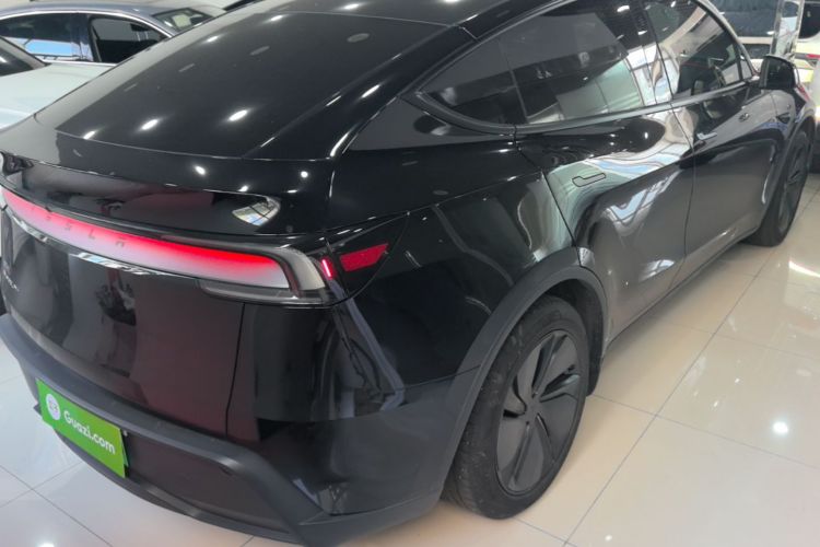 Tesla Model Y 2025 immagine di auto #7