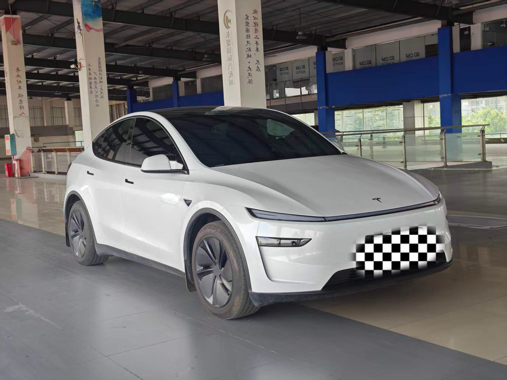 Tesla Model Y 2026 car image #2