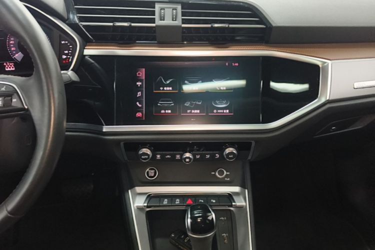 Audi Q3 2020 car image #13