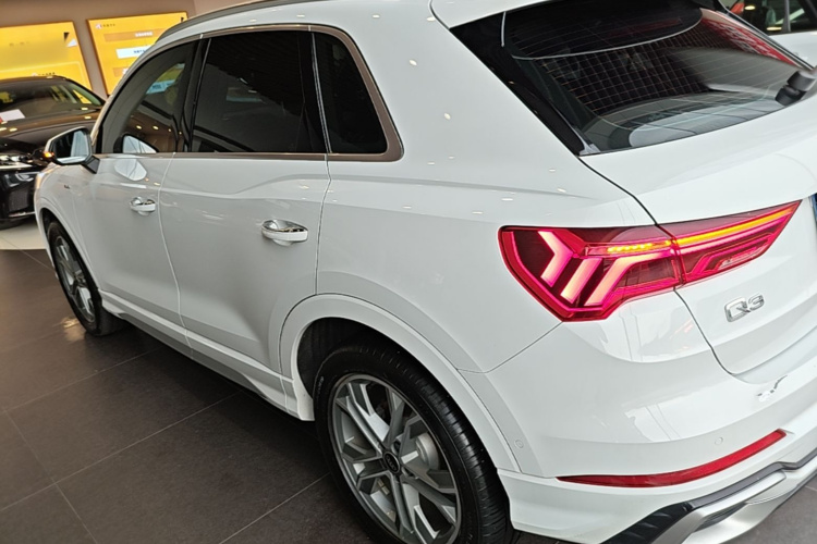 Audi Q3 2025 immagine di auto #5