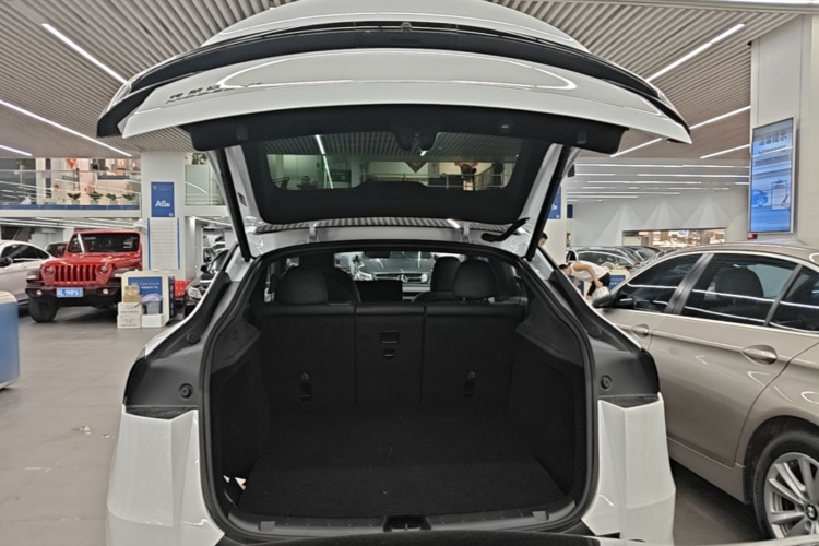 Tesla Model Y 2026 #19 Tesla Model Y 2026 car image #19