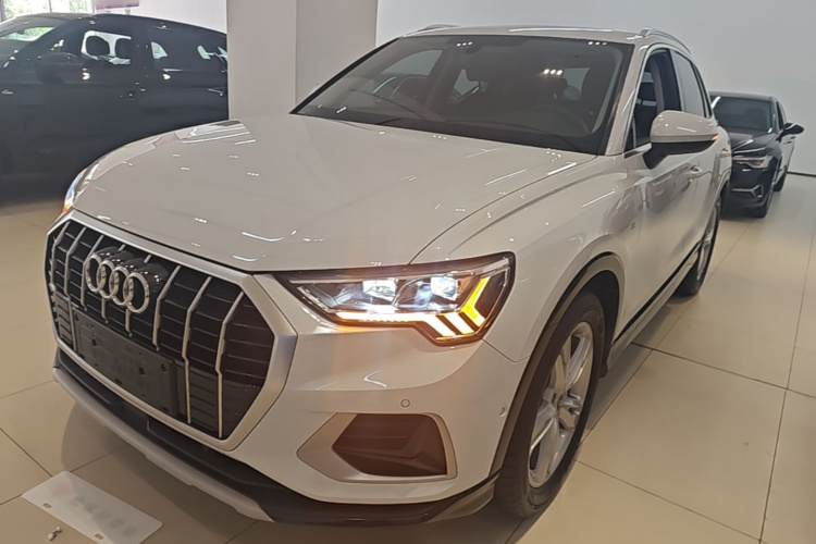 Audi Q3 2023 car image #2