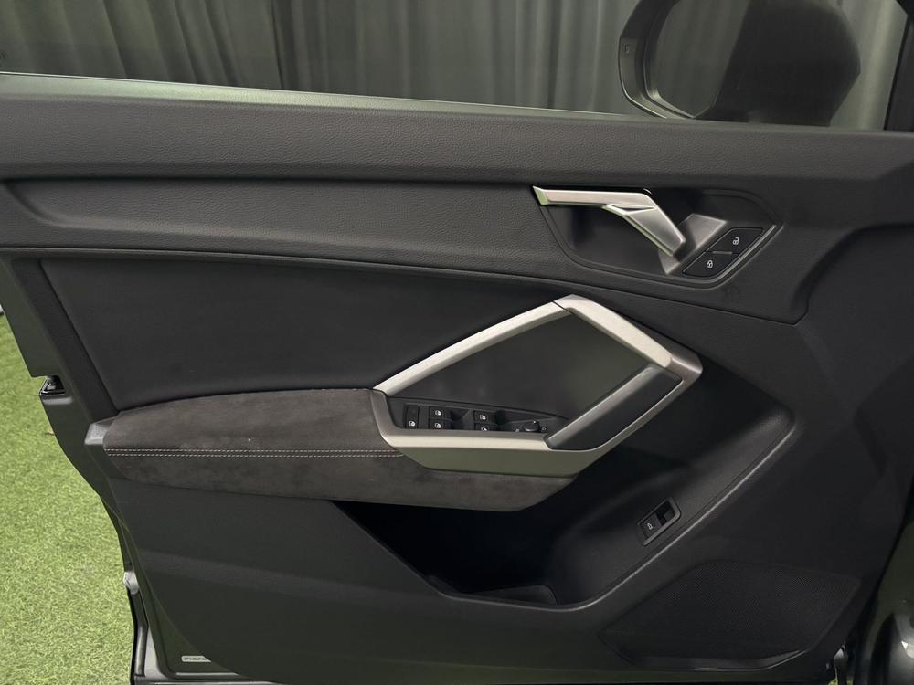 Audi Q3 2022 car image #19