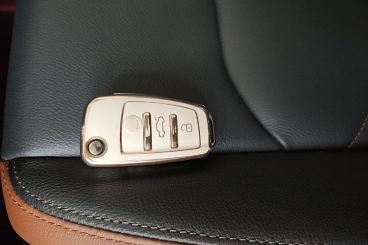 Audi Q3 2020 car image #9