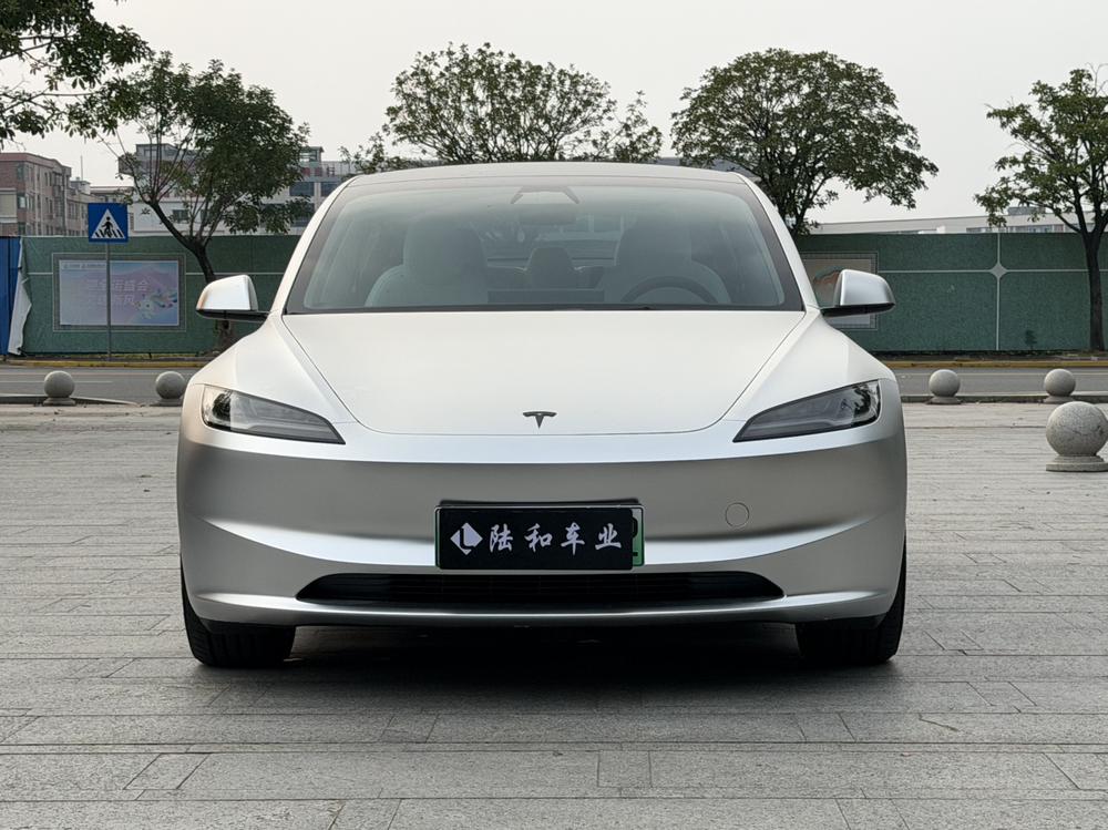 Tesla Model 3 2026 car image #2