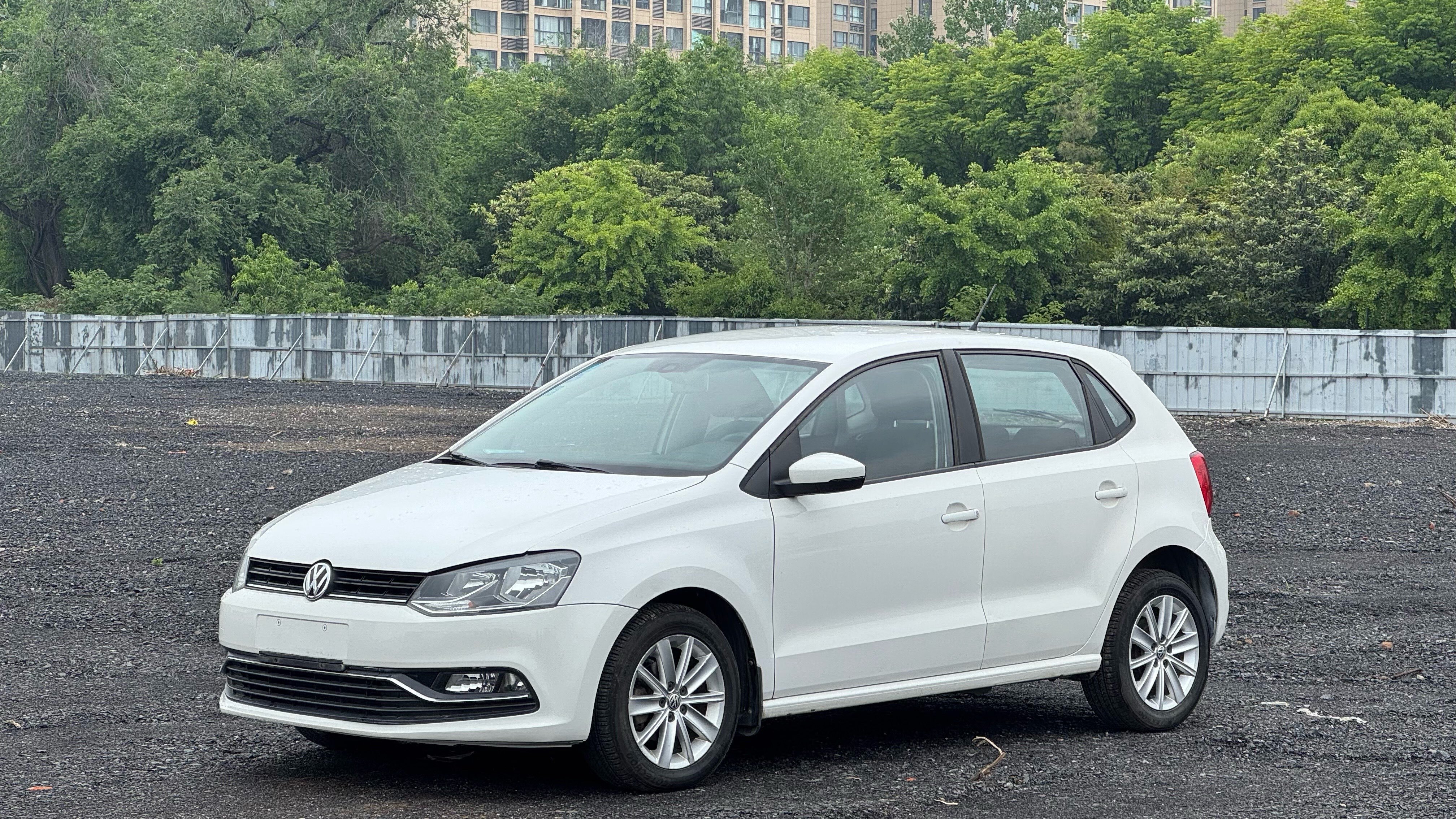Volkswagen Polo 2015 Volkswagen Polo 2015 car image