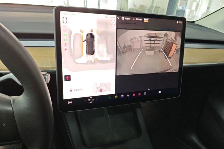 Tesla Model Y 2022 car image #17
