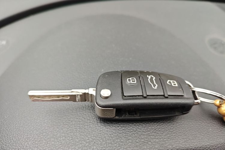 Audi Q3 2018 car image #9