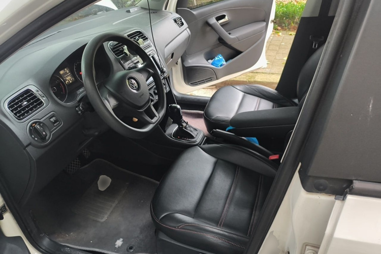 Volkswagen Polo 2015 car image #15
