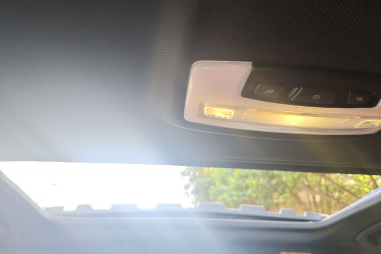 BMW 3 Series 2018 car image #21