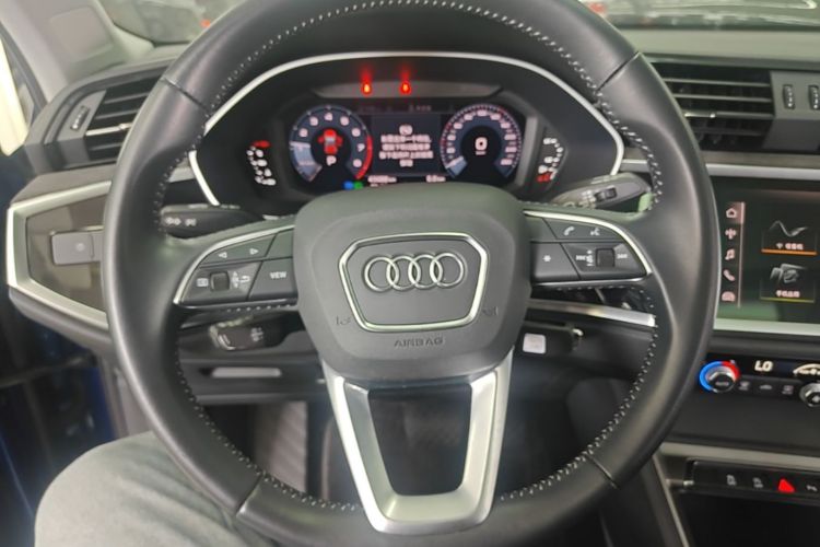 Audi Q3 2021 car image #11