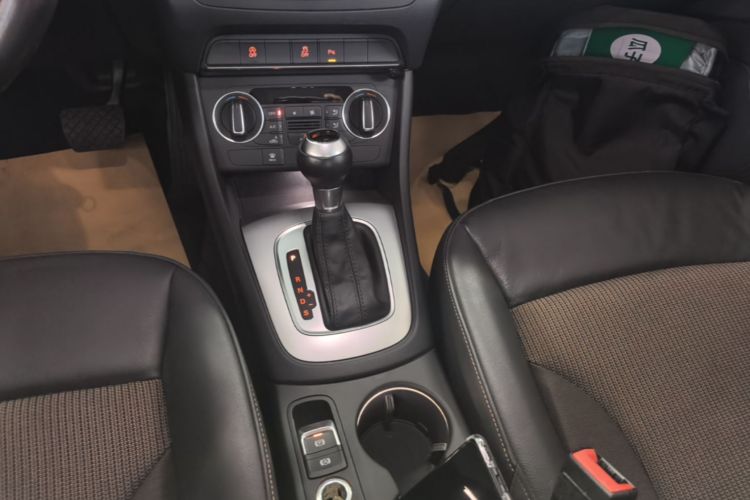 Audi Q3 2017 car image #14