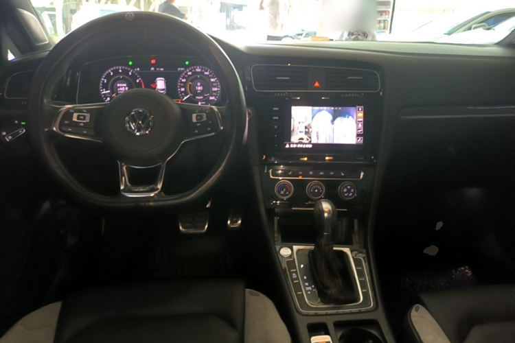 Volkswagen Golf 2020 car image #11