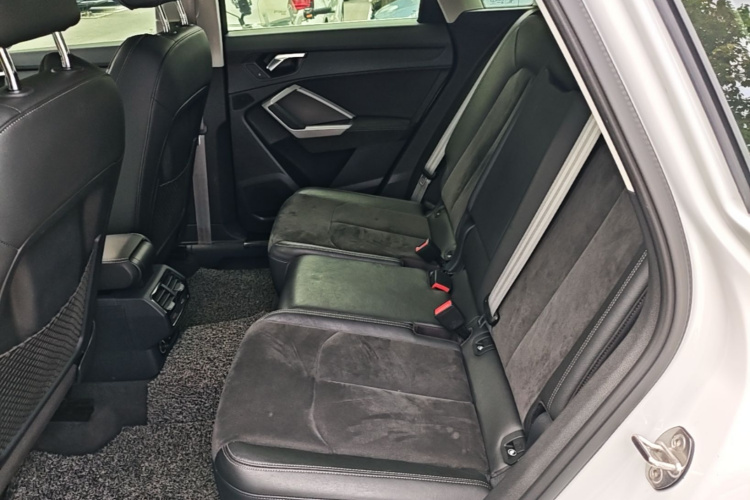 Audi Q3 2020 car image #17