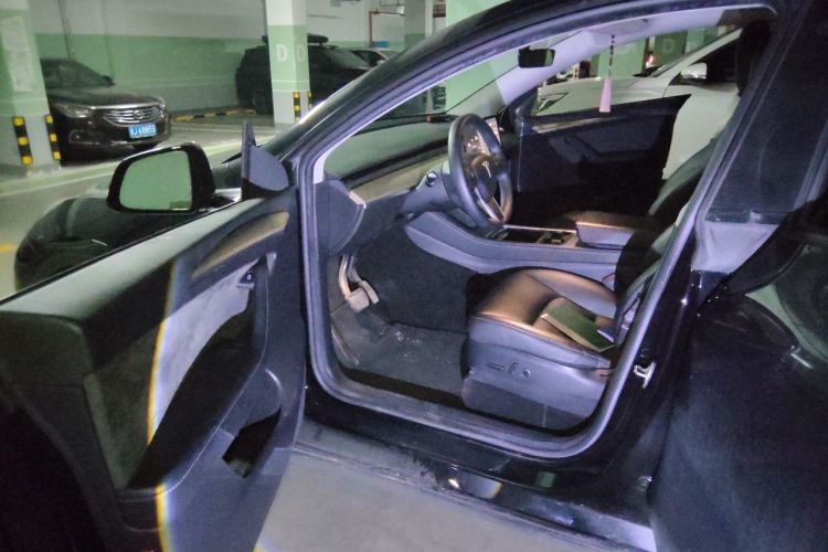 Tesla Model Y 2023 car image #13