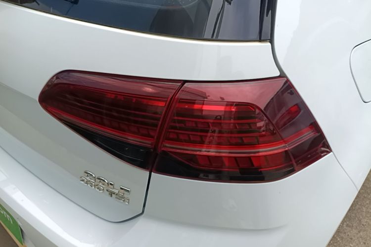 Volkswagen Golf 2018 car image #8