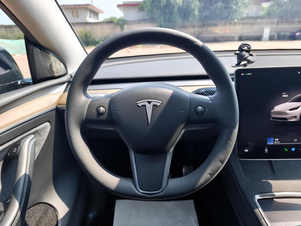 Tesla Model Y 2023 car image #11