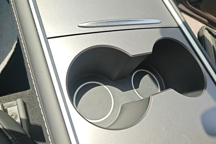 Tesla Model Y 2023 immagine di auto #9