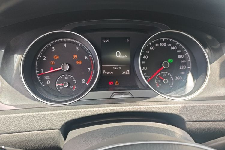 Volkswagen Golf 2017 car image #12